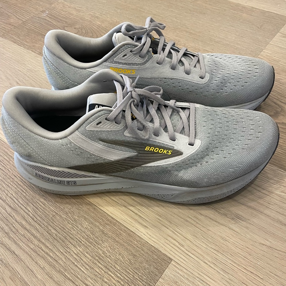 Brooks Men's Adrenaline GTA 24 Gray Running Shoes (Minimal Use)